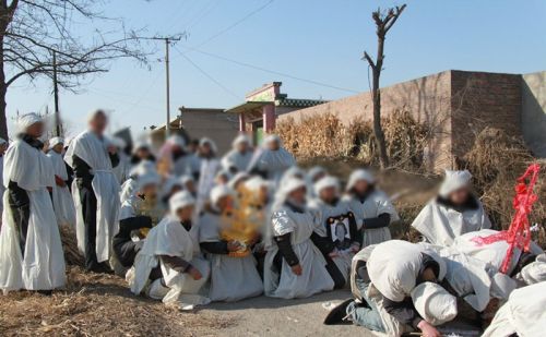 农村葬俗：下葬时长子挑水担福，长媳撂土，第二天要绕坟一圈复丧