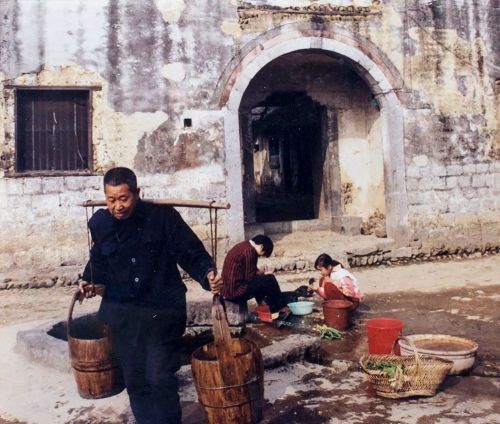 农村葬俗：下葬时长子挑水担福，长媳撂土，第二天要绕坟一圈复丧