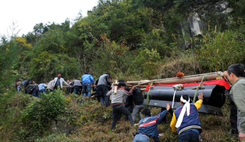 农村葬俗：下葬时长子挑水担福，长媳撂土，第二天要绕坟一圈复丧