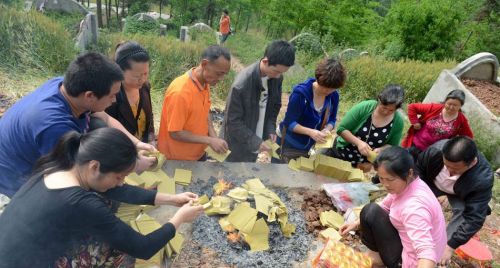 去世第六天做降香仪式，从顺序反应出农村重男轻女重视长子的思想