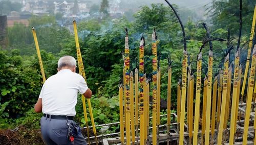 去世第六天做降香仪式，从顺序反应出农村重男轻女重视长子的思想