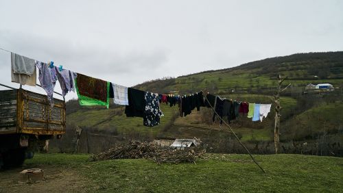 农村不让晚上在外晾衣服，说这是给逝者设陷阱，其实是为穿衣安全