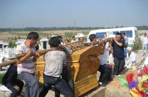 农村俗语：雨打棺十年酸，雨洒坟出贵人，出殡、下葬遇下雨好不好