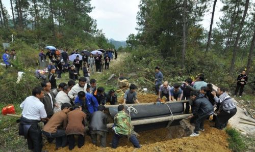 农村推崇土葬，这3种土葬方式，反映逝者身份，最高级别要修地宫