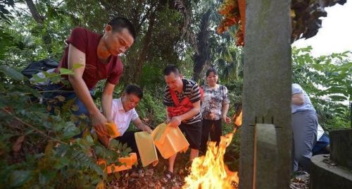 农村上坟穿鞋有讲究，这4种鞋子不能穿，穿黑色鞋子怎么都不出错