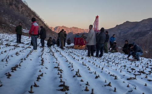 为何农村葬完逝者回家前不能说话？出殡后孝子还要独自去烧回头纸