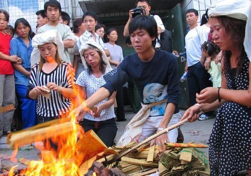 为何农村葬完逝者回家前不能说话？出殡后孝子还要独自去烧回头纸