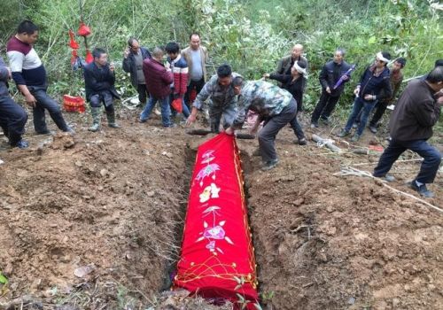 农村的传统习俗：下坑必须哭，棺木要摆平，长子定向口撒第一捧土