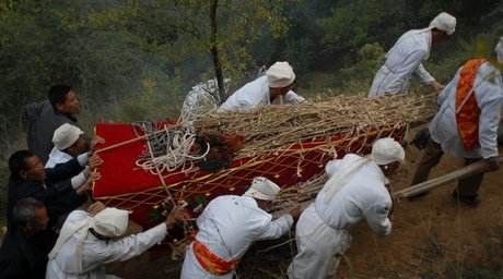 农村下葬忌讳遇到重丧日，挖出重葬费钱费时，真犯重丧有3个建议