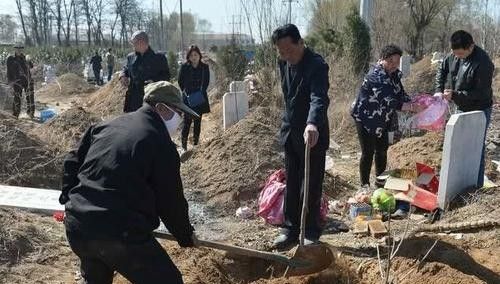 农村下葬忌讳遇到重丧日，挖出重葬费钱费时，真犯重丧有3个建议