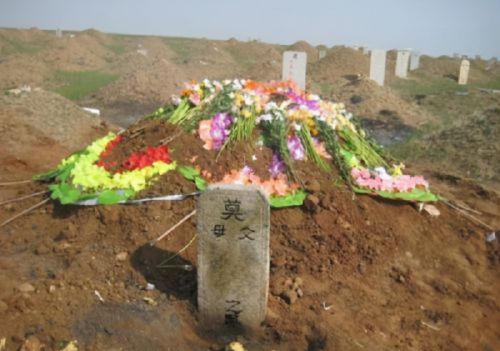 农村丧葬习俗：从选择坟地打井坑到葬后祭祀，这4件事需要多注意