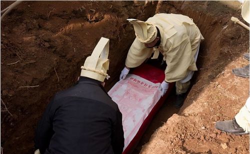 农村丧葬习俗：从选择坟地打井坑到葬后祭祀，这4件事需要多注意