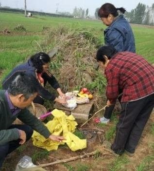 为何农村出殡、过桥过岔路都要撒纸钱？撇开传统观念，和经济有关