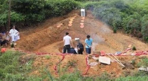 农村的古老祭祀习俗，祭品不带出祭地，要分给祭祀者吃但不能吃完