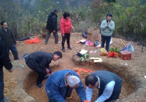 葬山不葬顶，埋坡不埋岭！从葬山习俗，看农村土葬地势的演变