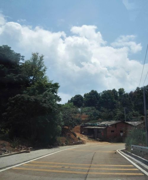 农村忌讳房前屋后有直冲路并非胡扯，路冲房居住隐患大，原因有三