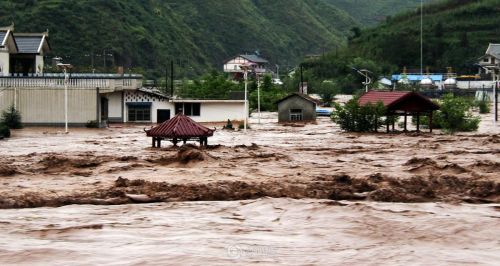 盖房莫盖背水路，千金难买向南楼！农村盖房这3个挑地条件已过时