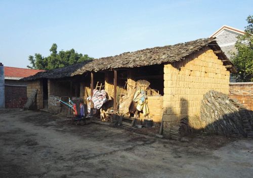 农村宅基地忌讳前高后低，房子缺角，目的只是为避免根基不稳倒塌