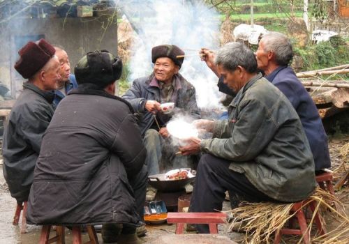 农村入殓忌讳：柳木不做棺，不乱拍照，不用毛皮金属做陪葬物品