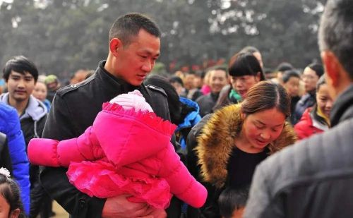 为了更好养活孩子，农村不仅取贱名拜干爹，甚至咬掉孩子一根脚趾