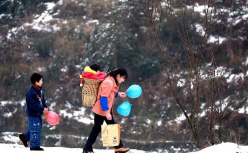 农村习俗多！女儿不能在娘家坐月子和过年，夫妻在娘家也不能同房