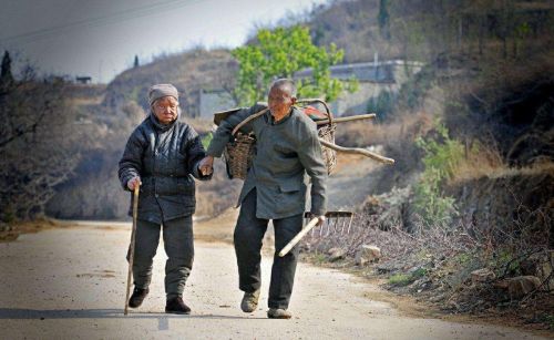 母在不庆生，父在不留须！农村人的传统，难怪很多农村父母不过生