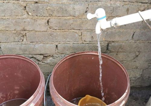 村集体安自来水接头费150，单独安至少600，农村自来水该不该收费