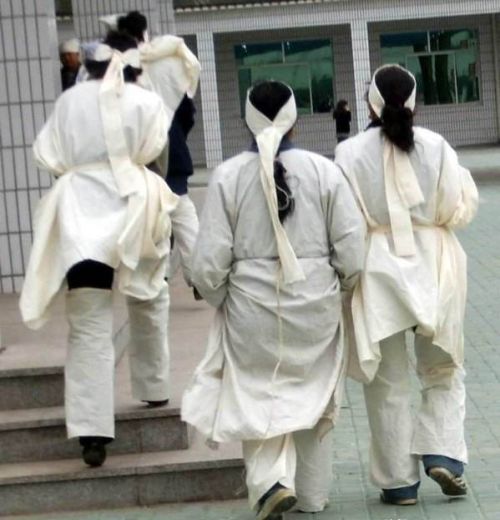 农村流行五服丧服制度，难怪有人披麻戴孝，有人只头上缠着白布
