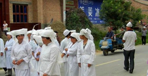农村流行五服丧服制度，难怪有人披麻戴孝，有人只头上缠着白布