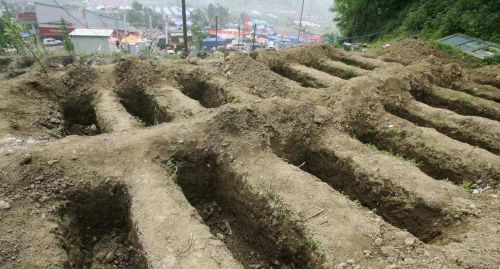 实行土葬的农村有“打金井”的习俗，挖墓穴讲究多，4个点多注意