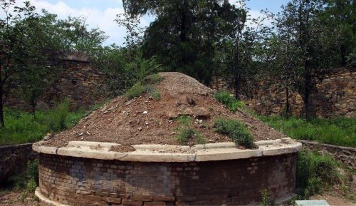 实行土葬的农村有“打金井”的习俗，挖墓穴讲究多，4个点多注意