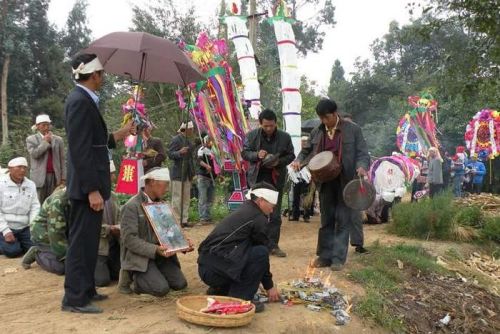 亡人若不犯七，“复山”前要讨百家米，农村办白事规矩超多