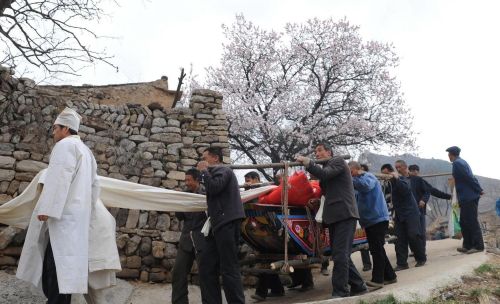 人老招人嫌，死了欠三年！农村老年生活真实写照，现实得让人心寒