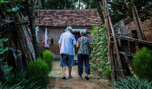 活到80岁不容易，但农村有4句俗语，却道出农村老人扎心的现状