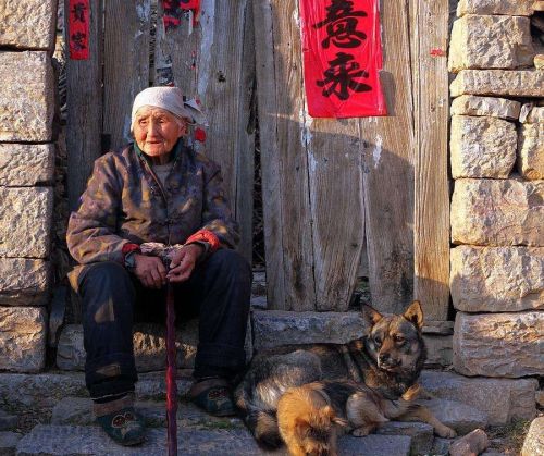 人到五十像篮球，儿子姑娘抢着留！农村顺口溜，道出老年人的心酸