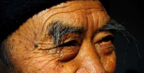眉上一根长，能抵万担粮！农村俗语里，眉毛长的老人比较长寿？