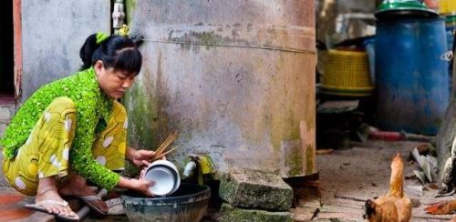 农村老人说：疾风暴雨，不入寡妇之门！年轻人却说：爬窗户进去