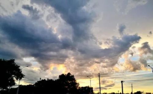 老人说：今年六月六是“重阴遇重午，三午晒龙衣”下雨，有啥预兆