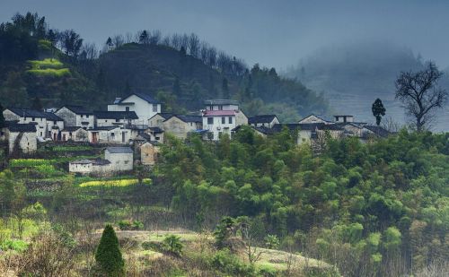 俗语：屋后有靠生万福，田边有靠苦农夫，“靠”是啥？有道理吗？