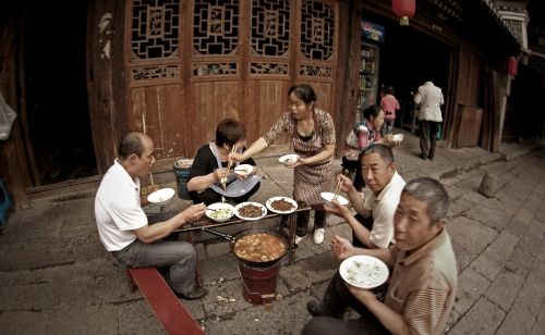 俗语“新媳妇进门要避一下，碰到了热脸要吵架”，何人要避一下？