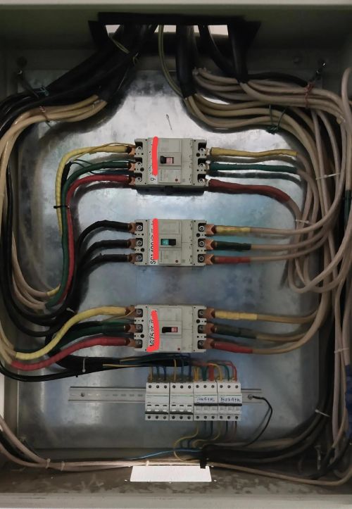 电工找找看，第二图中配电箱有几处错误？