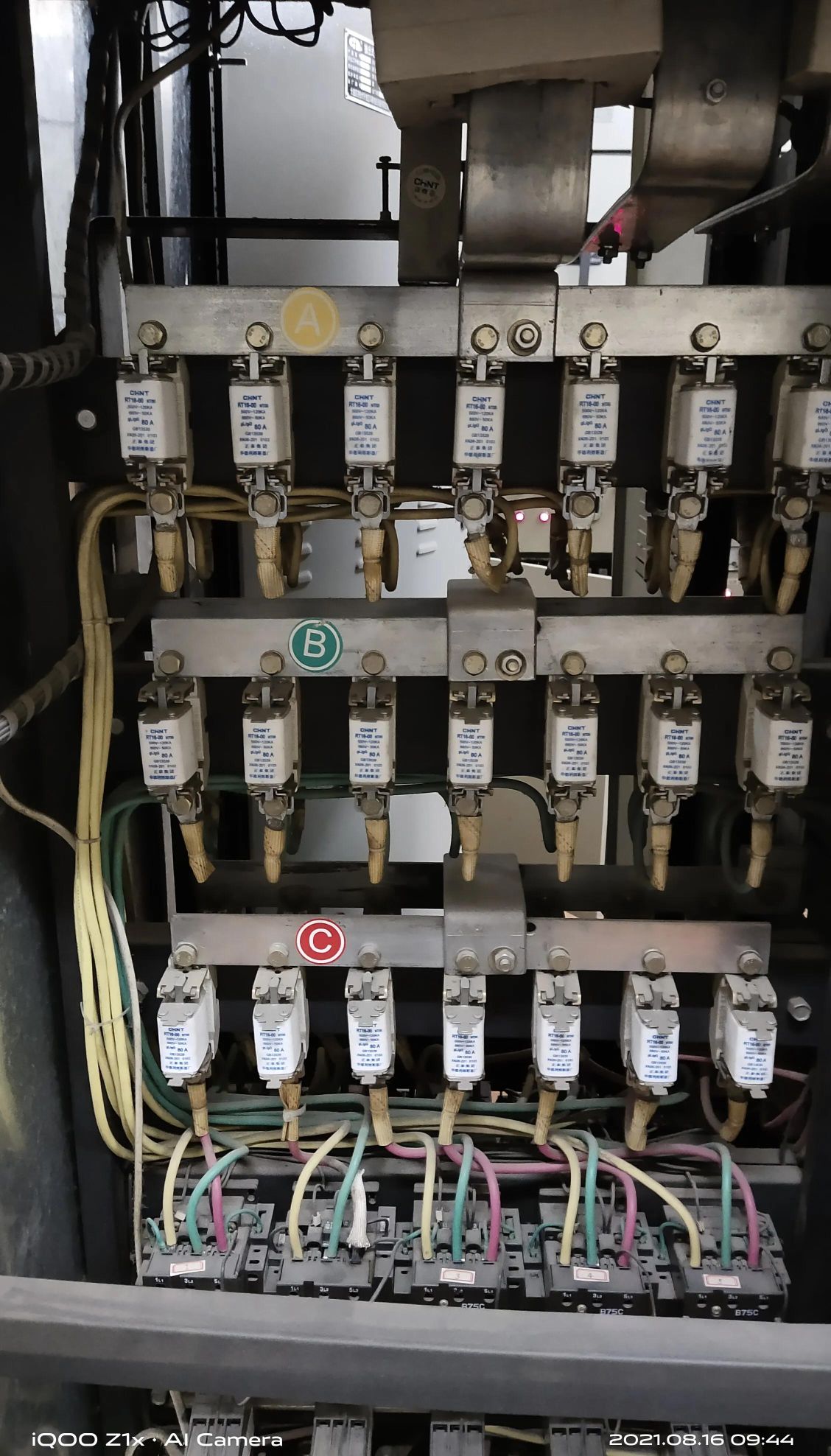 如何在带电情况下更换电容切换接触器？