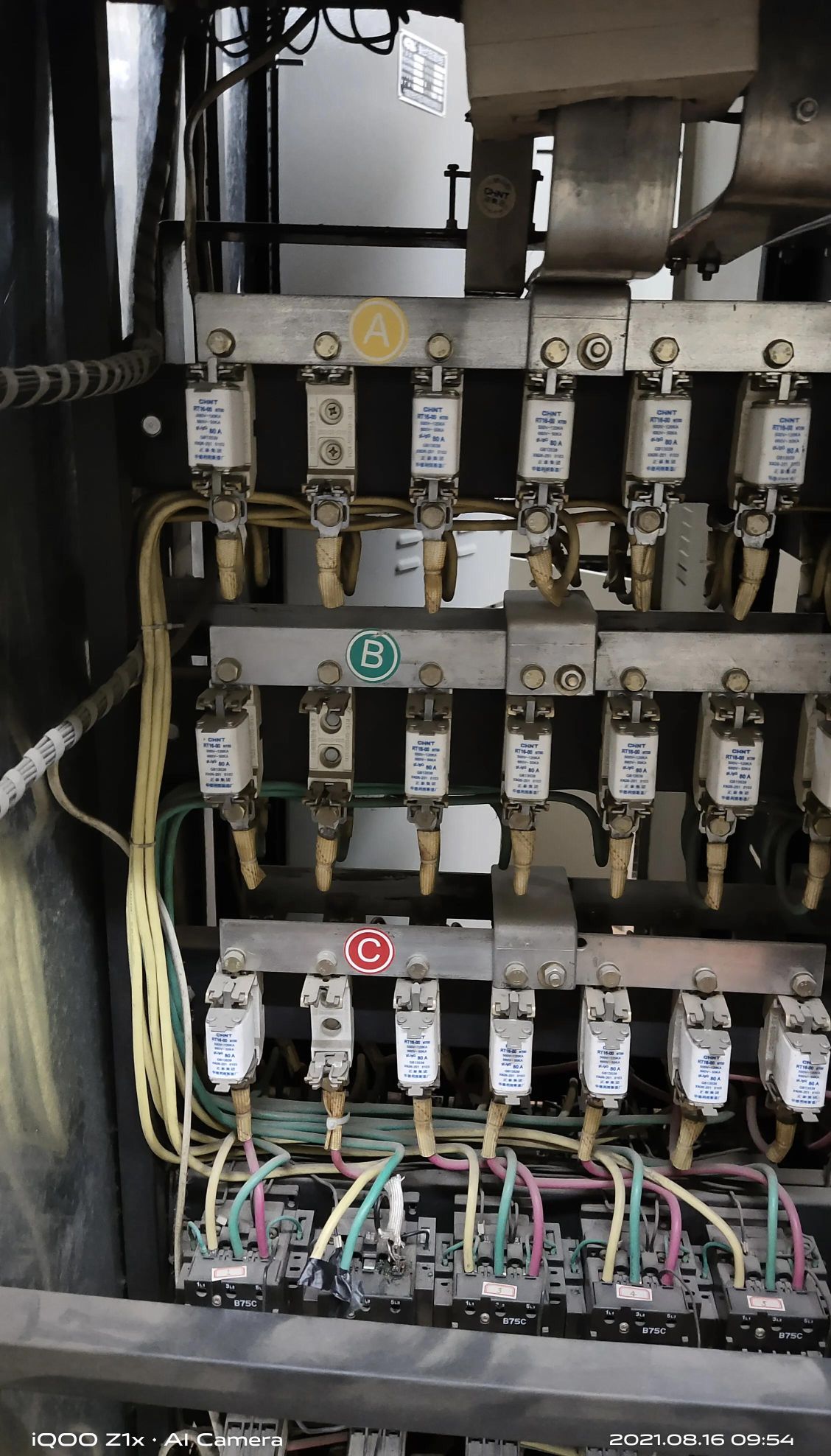 如何在带电情况下更换电容切换接触器？