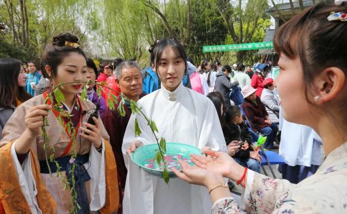 今年清明下雨了，“清明坟上雨，三事莫忘记”，这是什么意思？