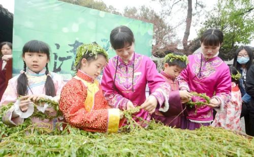 今年清明下雨了，“清明坟上雨，三事莫忘记”，这是什么意思？