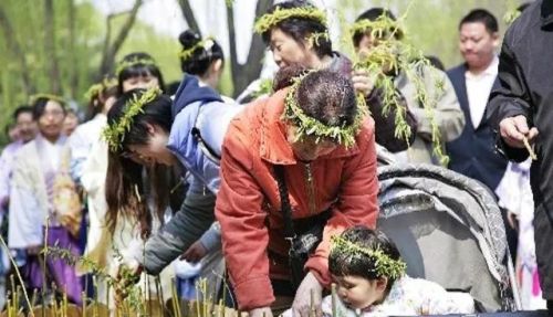 今年清明下雨了，“清明坟上雨，三事莫忘记”，这是什么意思？