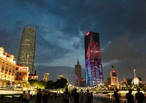 天津海河夜景，真的不比外滩和珠海夜景逊色，来看看就知道了