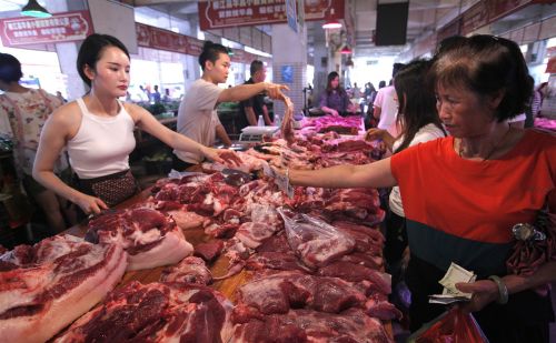 为什么农村集镇上的肉贩子，经常拿一块布在猪肉上擦一擦？