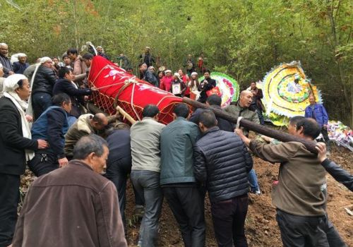 农村老话“天空不起屋，地空不葬坟”是什么意思？有什么讲究？