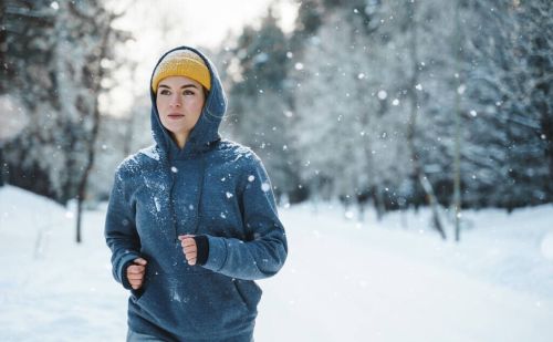（运动小贴士）在冬季和夏季跑步时，应该注意哪些穿衣搭配？